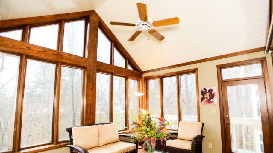 Sitting room with fan